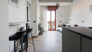 Une cuisine moderne avec un coin repas, une grande fenêtre et une vue sur la ville.