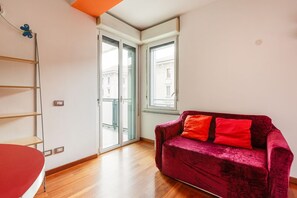 TV - GuestHost - Zadar Cozy Apt with Balcony - 250m from M5 Istria (Milano)