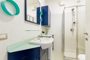 Shower, hair dryer, towels - GuestHost - Zadar Cozy Apt with Balcony - 250m from M5 Istria (Milano)