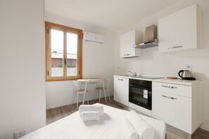 Internet - Functional and modern 19 sqm studio, ideal for 2 people, located on the fourth floor of a building without lift. The accommodation is situated few steps away from the Maciachini MM, in a dynamic and well-serviced neighborhood of Milan. Perfect for single (Milano)