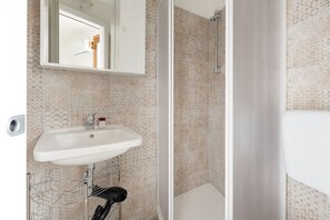 Shower - Functional and modern 19 sqm studio, ideal for 2 people, located on the fourth floor of a building without lift. The accommodation is situated few steps away from the Maciachini MM, in a dynamic and well-serviced neighborhood of Milan. Perfect for single (Milano)