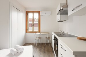 Private kitchen - Functional and modern 19 sqm studio, ideal for 2 people, located on the fourth floor of a building without lift. The accommodation is situated few steps away from the Maciachini MM, in a dynamic and well-serviced neighborhood of Milan. Perfect for single (Milano)