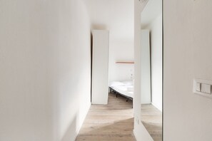 Internet - Functional and modern 19 sqm studio, ideal for 2 people, located on the fourth floor of a building without lift. The accommodation is situated few steps away from the Maciachini MM, in a dynamic and well-serviced neighborhood of Milan. Perfect for single (Milano)