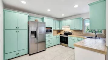 Refrigerador, microondas, horno y parrilla de estufa