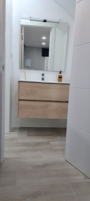 Hårtork, handdukar, tvål och toalettpapper