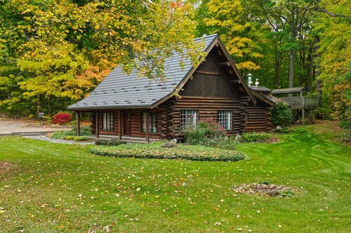 Tranquil 3BR Log Cabin in Cambridge, Ontario: WiFi, Woodland Trails, Sleeps 6