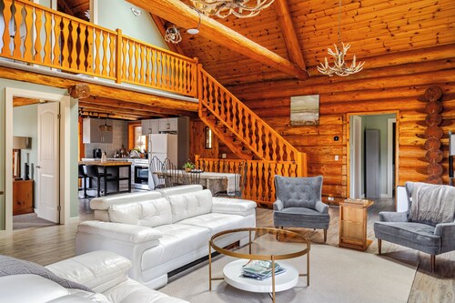 Tranquil 3BR Log Cabin in Cambridge, Ontario: WiFi, Woodland Trails, Sleeps 6