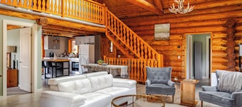 Tranquil 3BR Log Cabin in Cambridge, Ontario: WiFi, Woodland Trails, Sleeps 6