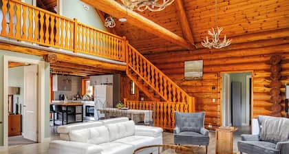 Tranquil 3BR Log Cabin in Cambridge, Ontario: WiFi, Woodland Trails, Sleeps 6