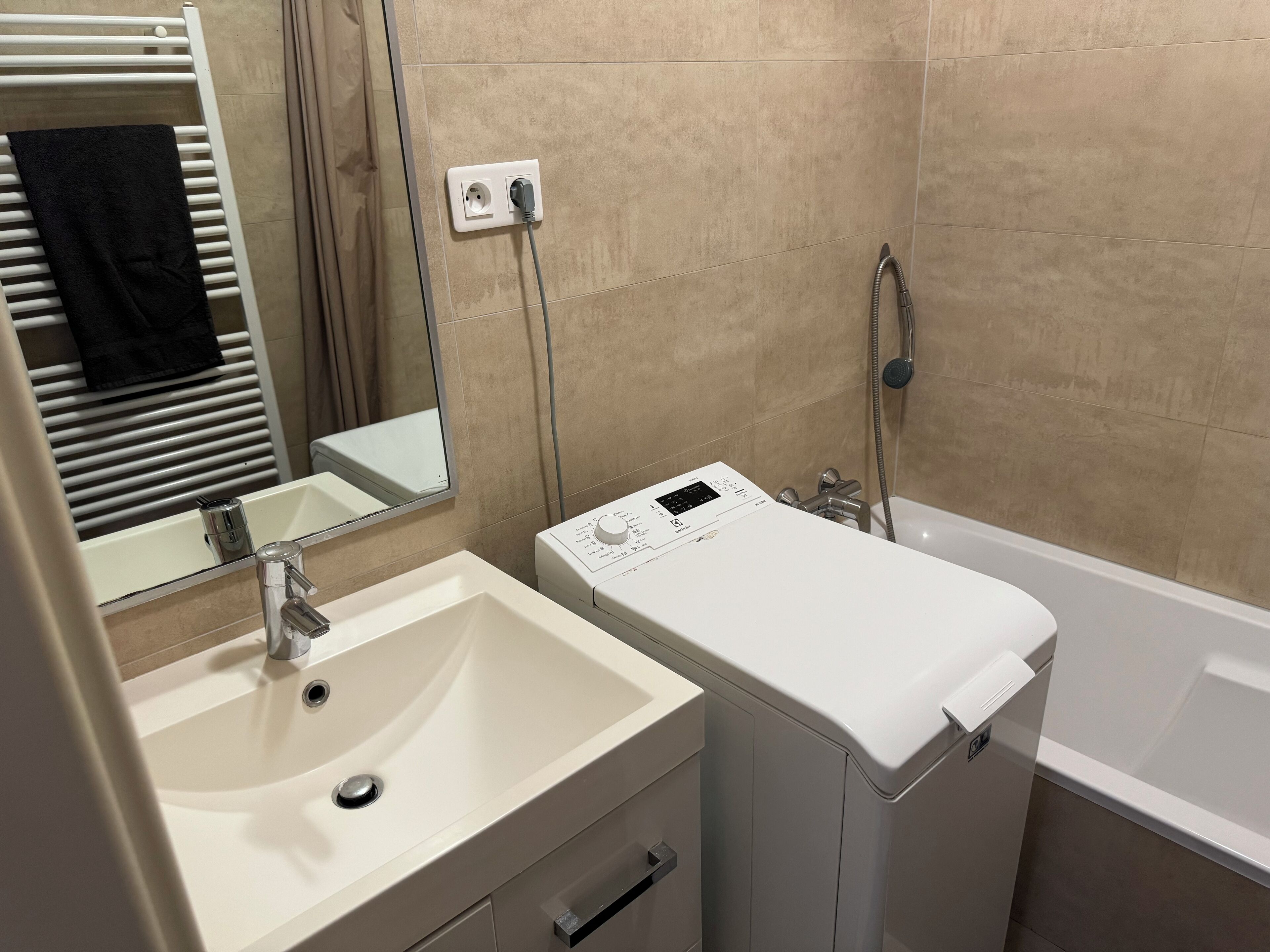 Sèche-cheveux, serviettes fournies, savon, papier toilette