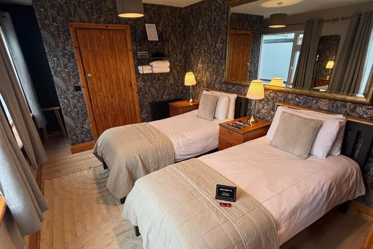 Traditional Twin Room, Ensuite | 1 bedroom, iron/ironing board, bed sheets