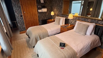 Traditional Twin Room, Ensuite | 1 bedroom, iron/ironing board, bed sheets