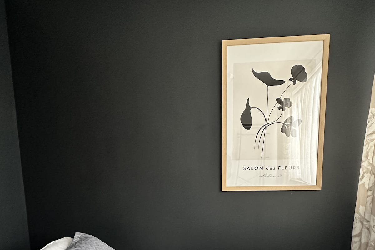 Eenvoudige eenpersoonskamer, gedeelde badkamer | 1 slaapkamer, een strijkplank/strijkijzer, beddengoed