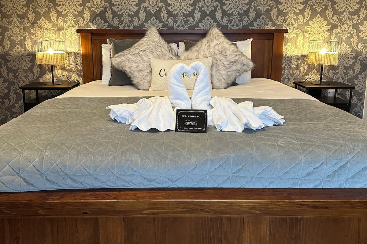 Tradisjonelt dobbeltrom, 1 kingsize-seng, eget bad | Strykejern/-brett og sengetøy