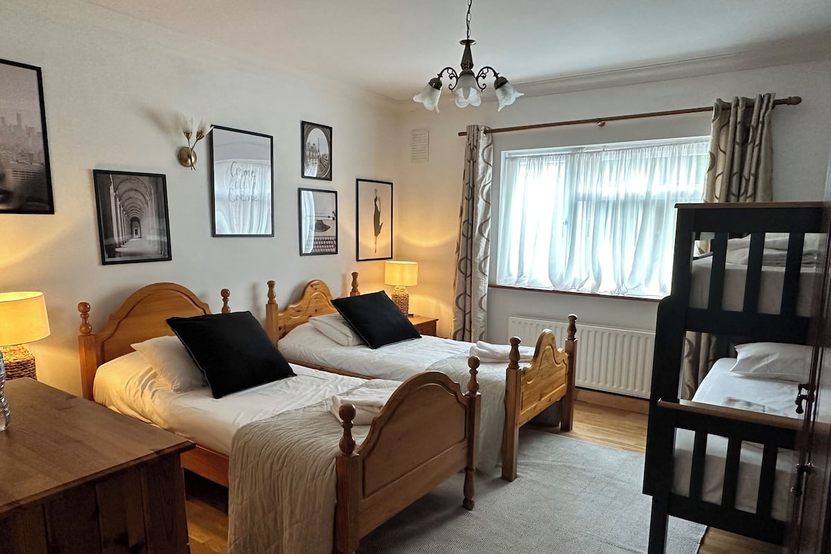 Familiekamer, en-suite badkamer | 1 slaapkamer, een strijkplank/strijkijzer, beddengoed