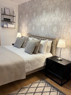 Habitación tradicional doble, 1 cama de matrimonio grande | Tabla de planchar con plancha y ropa de cama