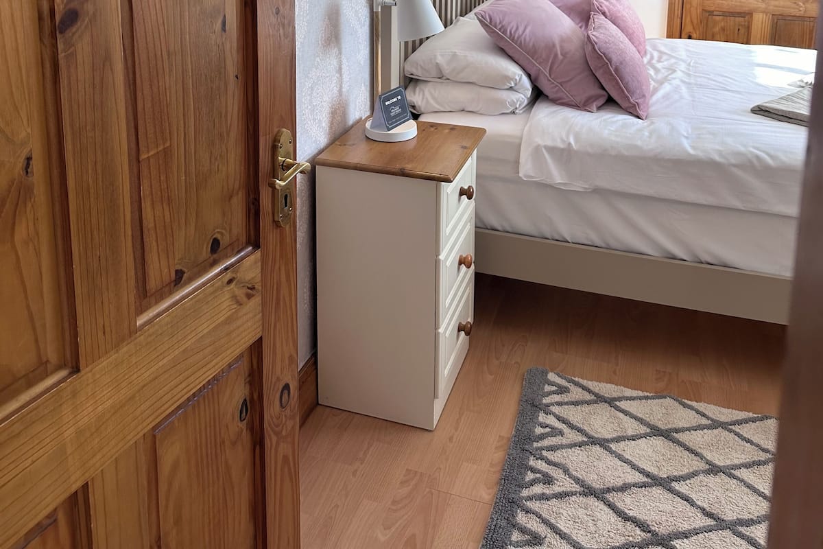 Traditionele tweepersoonskamer, 1 kingsize bed, en-suite badkamer | 1 slaapkamer, een strijkplank/strijkijzer, beddengoed