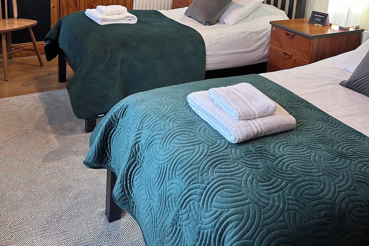 Traditionele Twin kamer, en-suite badkamer | 1 slaapkamer, een strijkplank/strijkijzer, beddengoed