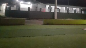 Un edificio de techo plano con una fuente de luz al frente.