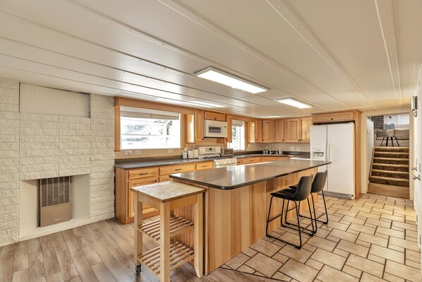 Fridge, microwave, oven, stovetop - 4 Bed, 1.5 Bath East SLC Apt - Blazing Google Fiber (Salt Lake City)