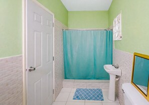 Shower, rainfall showerhead, free toiletries, towels - Scarlett By The Sea (Bull Bay)