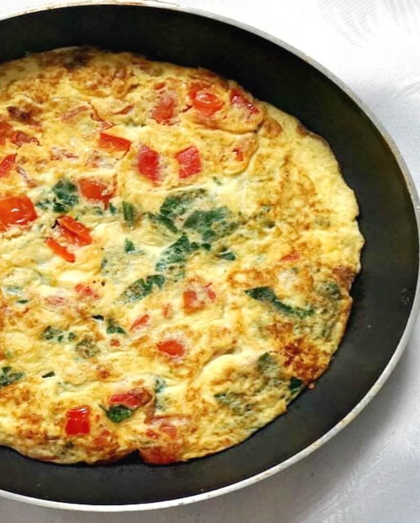 Une simple omelette dans une poêle noire.