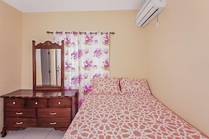 Individually furnished, iron/ironing board, free WiFi - Scarlett By The Sea (Bull Bay)