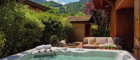 Outdoor spa tub