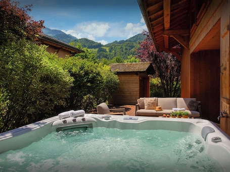 Idromassaggio all'aperto. Chalet Evonyx - family mountain holiday 12p with spa - OVO Network
