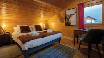 5 bedrooms, iron/ironing board, WiFi, bed sheets