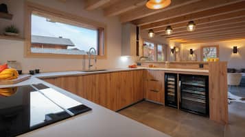 冷蔵庫、電子レンジ、オーブン、コンロ