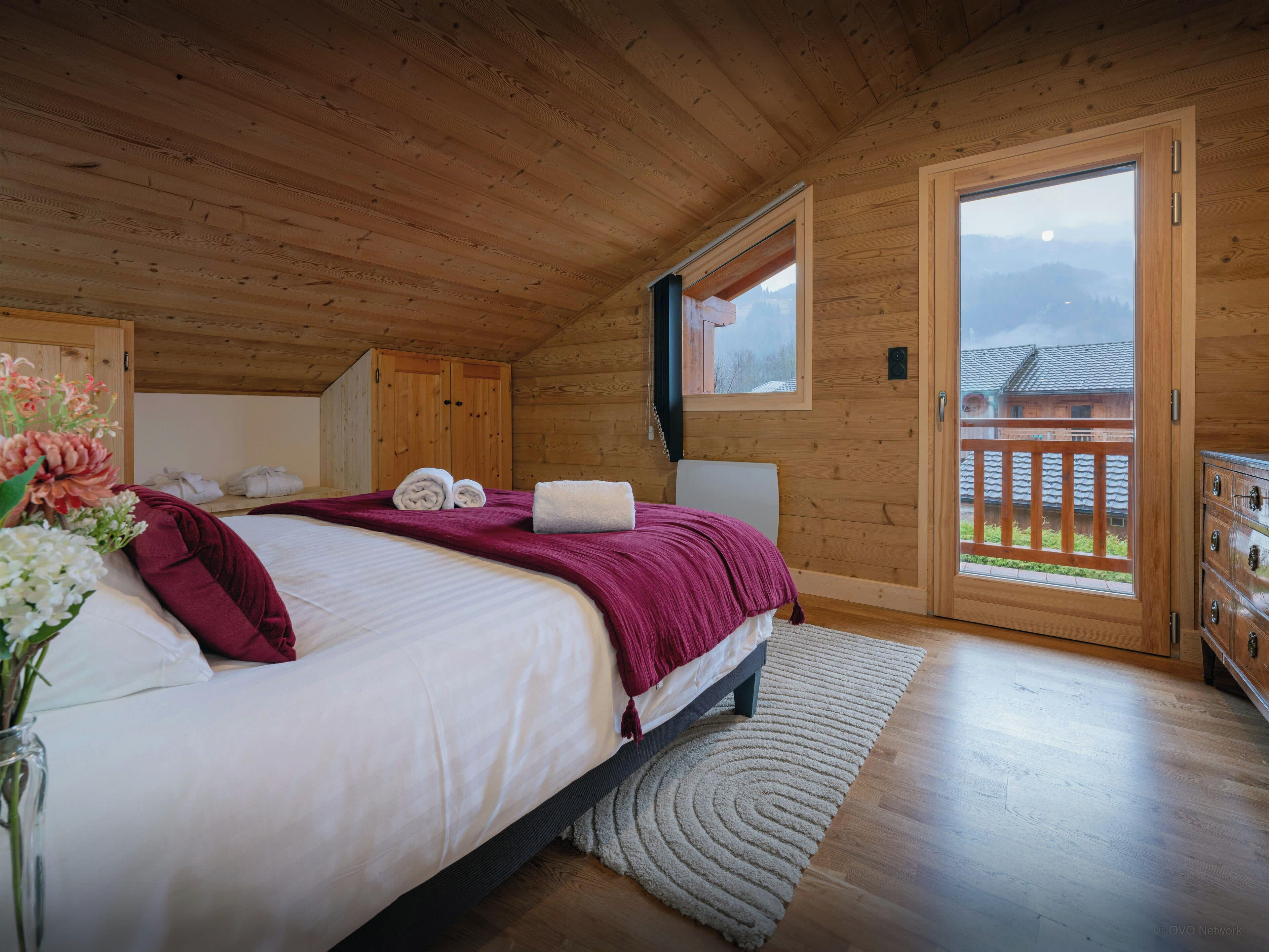 5 bedrooms, iron/ironing board, WiFi, bed sheets