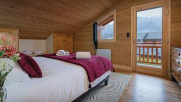 5 bedrooms, iron/ironing board, WiFi, bed sheets