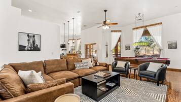 Smart-TV, Kamin, Tischfußball