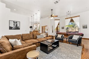 スマートテレビ、暖炉、テーブルサッカー台