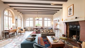 Télévision, cheminée