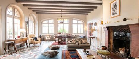 Televisie en een open haard