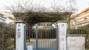 A gated entrance with numbers 19, 17, and 21, and a sign reading 'RESIDENCE LA ROSERAI'. - Happy Stay Disneyland Paris - Garden Apartment + Parking (Montévrain)