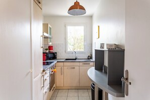 Kühlschrank, Mikrowelle, Ofen, Geschirrspüler