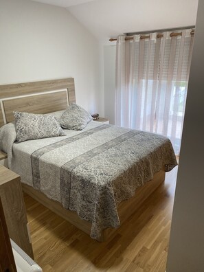 2 habitaciones, tabla de planchar con plancha, wifi y ropa de cama