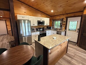 冷蔵庫、電子レンジ、オーブン、コンロ