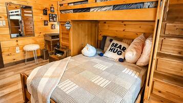 3 bedrooms, desk, iron/ironing board, free WiFi
