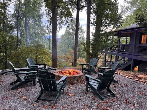 Pet friendly private Charming Bear cabin where cozy meets luxury. Mountain views