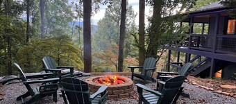 Pet friendly private Charming Bear cabin where cozy meets luxury. Mountain views