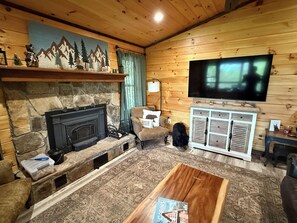 Smart-TV, Kamin, Bücher