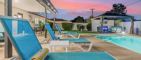 حمّام سباحة خارجي، حمّام سباحة مُدفَّأ