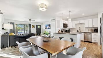 Frigorífico, microondas, horno y placa de cocina