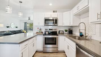 Frigorífico, microondas, horno y placa de cocina