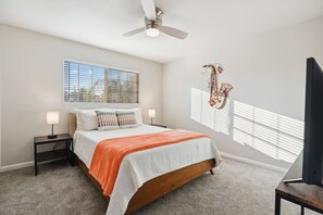 3 habitaciones, escritorio y tabla de planchar con plancha 