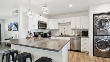 Frigorifero, microonde, forno, piano cottura